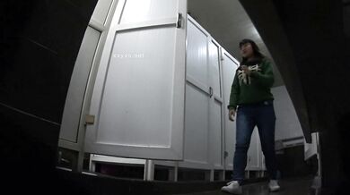 大神潜入学校女厕全景双镜头偷拍多位漂亮学妹嘘嘘B脸同步 (4)