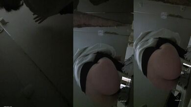 二月新流出屌丝高校女厕闯拍女同学 上厕所附一些生活照跟在教室的照片贵在真实 (1)